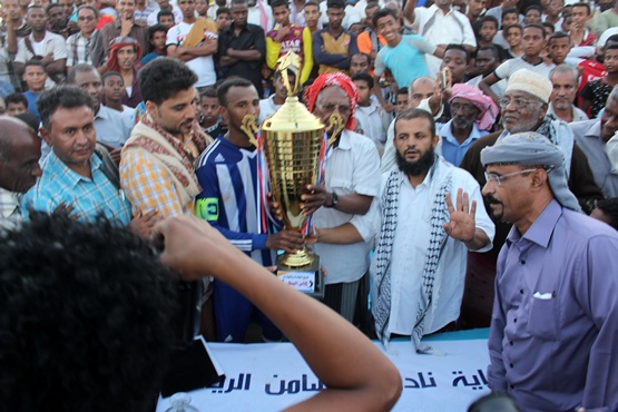 أحقاف المنقد يواصل تميزه ويتوج بكأس دوري الشخصية الرياضية سالمين بافلح