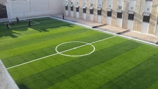 تسليم الملعب المعشب بمدارس بن محفوظ بالهجرين