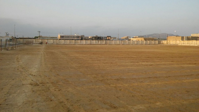 تجهيز ملعب الشاحث بالشحر لمباراة ربع نهائي كأس حضرموت بين سمعون الشحر وسلام الغرفه