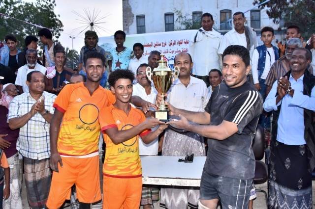 مدير عام غيل باوزير يهدي منتخب الشحر لكرة القدم كأس بطولة ذكرى تحرير ساحل حضرموت