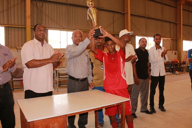 بحضور نائب رئيس الجامعة وعميد كلية التربية اختتام بطولة المدارس