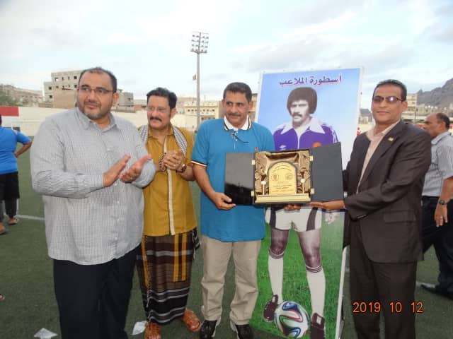 الاتحاد اليمني لكرة القدم  يكرم اسطورة الملاعب/عادل اسماعيل بدرع الوفاء ..