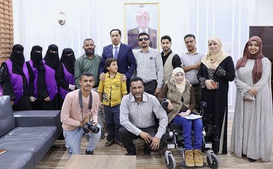 الوزير البكري يؤكد اهتمامه بنادي عدن للصم ومبادرة "هُنّ" للفتيات