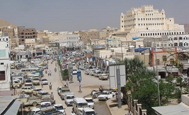 مناقشة سبل تنفيذ مشاريع خدمية في ثلاث مديريات صحراوية بحضرموت