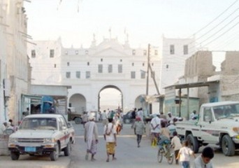 نيابة الشحر بحضرموت تتلف كميات من الخمور والحبوب المخدرة