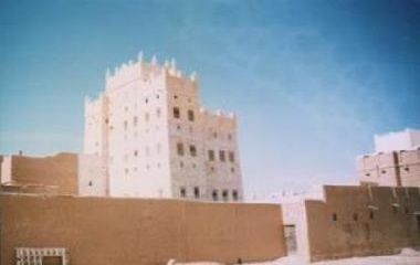 مدرسة أروى للبنات بحورة تكرم الطالبات الاوائل بالمدرسة