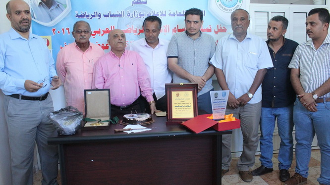 برعاية معالي الوزير نايف البكري.. وزارة الشباب والرياضة تكرم الصحفي عوض بامدهف وتسمله وسام الإعلام الرياضي العربي