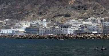مصدر أمني بحضرموت:استشهاد جندي ومواطن وإصابة ستة آخرين بتفجير عبوة ناسفة في طقم عسكري بالشحر