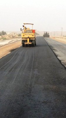 فيما بدأت اعمال فرش الخلطة الاسفلتية للمشروع .. الهلال الأحمر الإماراتي: أعمال متواصلة لإنجاز طريق الغيل الشحر