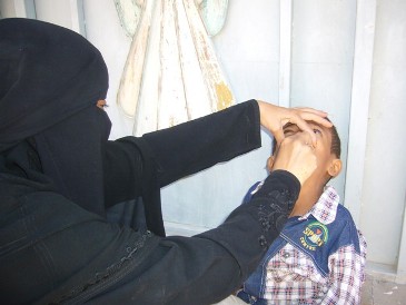 مدير عام وادي العين وحورة يدشن حملة تطعيم الأطفال