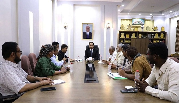 الوزير البكري يلتقي لجنة تأهيل وتعشب ملعب البيتي بجعار 