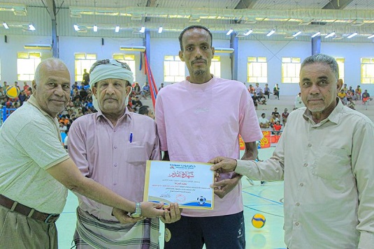 الكابتن بلعيد كرامه يغادر الى مسقط للمشاركة في الدولية لمدربي الكرة الطائرة