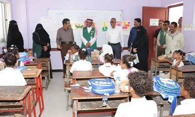 مركز الملك سلمان للإغاثة يدشّن توزيع الحقائب المدرسية بساحل حضرموت