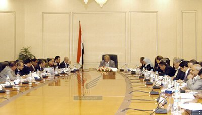 مجلس الوزراء يقر وضع معالجات قانونية لكافة مطالب الموظفين في أجهزة الدولة