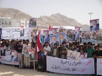 في المهرجان الجماهيري بالمكلا.. مواطنون يؤيدون مبادرة رئيس الجمهورية ويرفضون التخريب والفوضى 