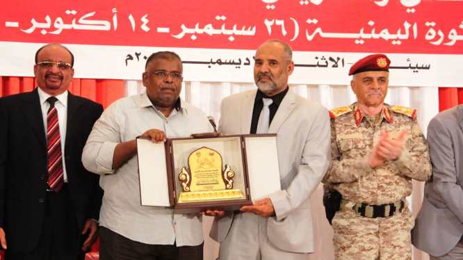 مكتب الشباب والرياضة بوادي حضرموت يكرم قيادة السلطة المحلية بدرع الوفاء والعرفان