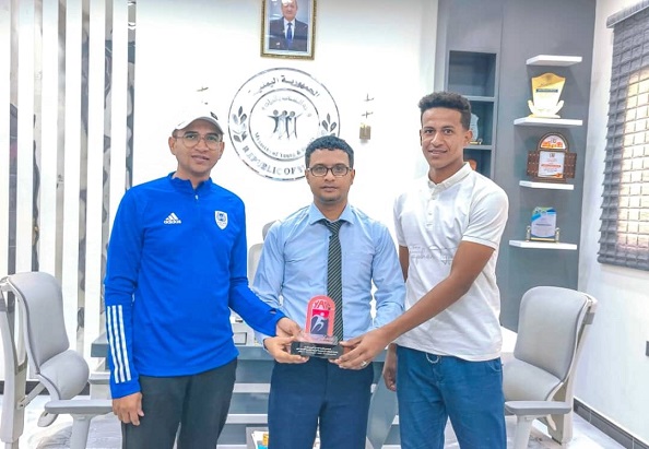 الاتحاد اليمني لألعاب الساحة والميدان يكرم المدير العام لمكتب الشباب والرياضة في الوادي. 