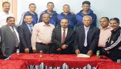 وزير الشباب يحث منتخب السباحة على المشاركة الإيجابية