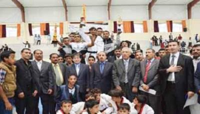  وزير الشباب والسفير الكوري يكرمان أبطال الجمهورية للتايكواندو