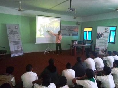 ندوة تعريفية عن معرض حضرموت الأول للاختراع لطلاب مدارس بن محفوظ الأهلية بمدينة "الهجرين"