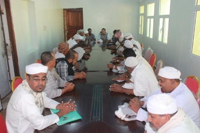 السلطة المحلية بمديرية الشحر تعقد اجتماعاً بمدير الأمن وعدد من عقال الحارات والمأذونين