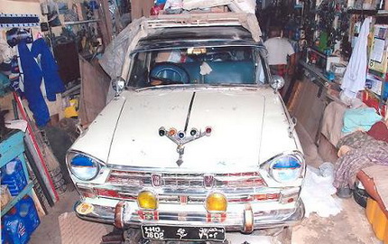 سيارة عمراها خمسون عاما لازالت في الخدمة 