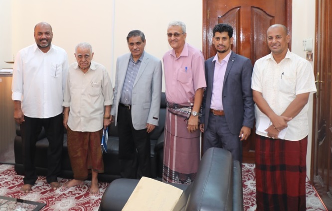 محافظ حضرموت يثني على عطاءات رائد وشيخ الإعلاميين الأستاذ عزيز الثعالبي ويوجّه بطباعة كتابه (عصر من الرياضة) وعلاجه في الخارج