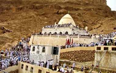 انطلاق الزوار على ظهور الجمال وتوافد أفواج الزوار للزيارة غدٍ الجمعة بدء فعاليات زيارة النبي هود بمديرية السوم وادي حضرموت