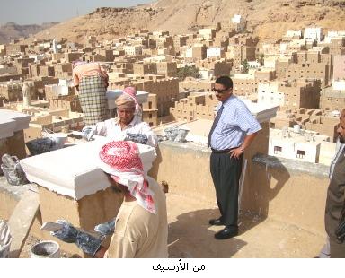 الوكيل عمير يناقش سير المشاريع التنموية والخدمية بمديرية تريم 