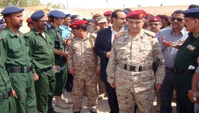 أمين محلي حضرموت وقائد المنطقة الثانية يزوران موقع تدمير سيارات الارهابيين
