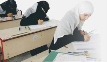 مدير عام المجلس المحلي ومدير مكتب التربية والتعليم يدشنان امتحانات المرحلة الثانوية بوادي العين وحورة