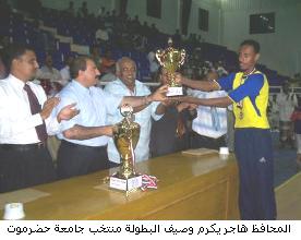 مغادرة منتخب جامعة حضرموت لكرة الطائرة الى الحديدة للمشاركة في بطولة الجامعات اليمنية