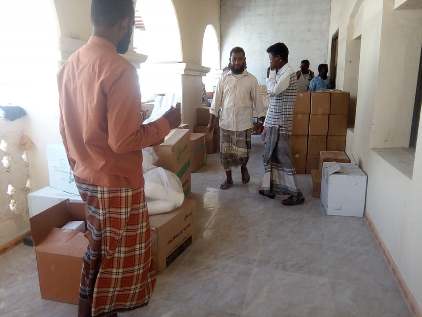 مدير عام حجر ومدير صحة المديرية يدشنان توزيع منحة دوائية على المراكز والوحدات الصحية