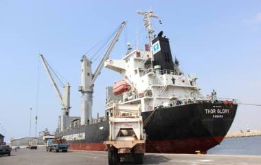 إفراغ 153حاوية من البضائع المتنوعة بميناء المكلا