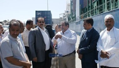 محافظ حضرموت يطلع على نشاط الشحن والتفريغ في ميناء المكلا