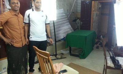 خريجون من قسم الصحافة والاعلام يصنعون من منزل صديقهم استديو تلفزيوني بأدوات محلية