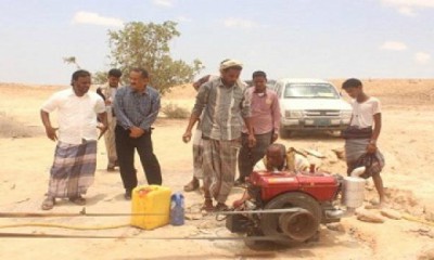 السلطة بالشحر تستلم مشروع تركيب مضختين وبئر ماء في منطقتي المعيان والواسط