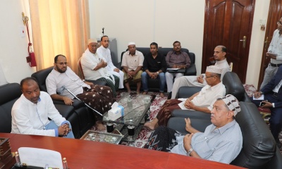 محافظ حضرموت يناقش مع تجار المواد الغذائية الإجراءات الكفيلة بضمان توفرها في السوق المحلية