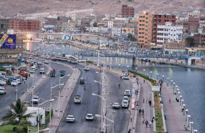 مدير عام دوعن سالم بانخر يتناقش مع عدد من مدراء عموم مكاتب الوزارات بالساحل 