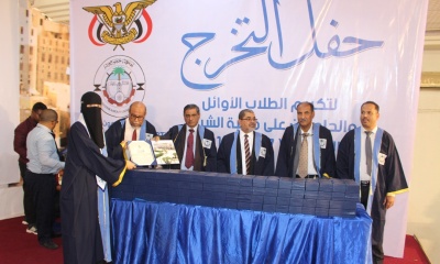 المحافظ البحسني يكرم أوائل طلاب جامعة حضرموت والحاصلين على مرتبة الشرف للعام الجامعي