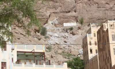 سقوط صخرة يهدد منازل مواطنين بقرية خسوفر بوادي دوعن