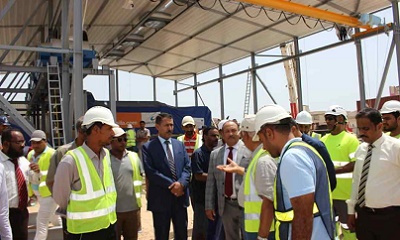 نائب وزير الصناعة والتجارة يطلع على المشاريع التجارية والصناعية في مدينة الشحر