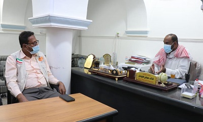 مدير عام مديرية تريم يطلع على مشروع العيادة الطبية المتنقلة