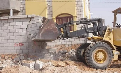 لجنة إزالة العوائق بالشحر تباشر عملها بإزالة أحواش الأراضي المعيقة للمشروع الاسفلتي بالمديرية