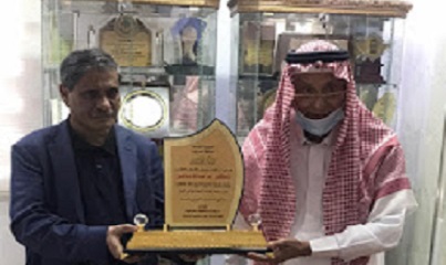 نظير جهوده وأعماله الإنسانية في اليمن المحافظ البحسني يمنح الدكتور عمر بامحسون درع المحافظة