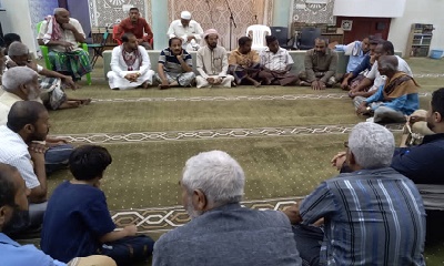 السلطة المحلية بالمكلا ومؤسسة سلام وبناء تعقد لقاء بأبناء حي العمال