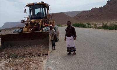 مدير عام مديرية رخية يتفقد الأضرار التي خلفتها السيول في الخط العام بالمديرية