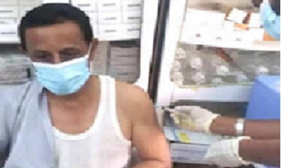 الدكتور العمودي يتفقد سير عمل حملة التطعيم بلقاح استرازينيكا ويتلقى الجرعة الثانية من اللقاح