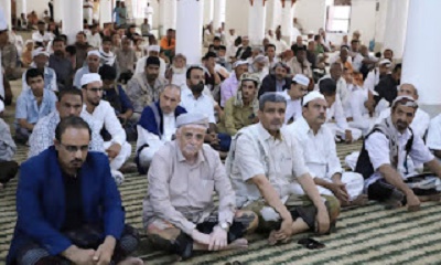 محافظ حضرموت يؤدي صلاة الجمعة مع جموع المصلين بمسجد الجامع بسيئون