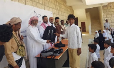 مدير عام مديرية العبر يدشن توزيع الحقائب المدرسية لخمس مدارس بالمديرية